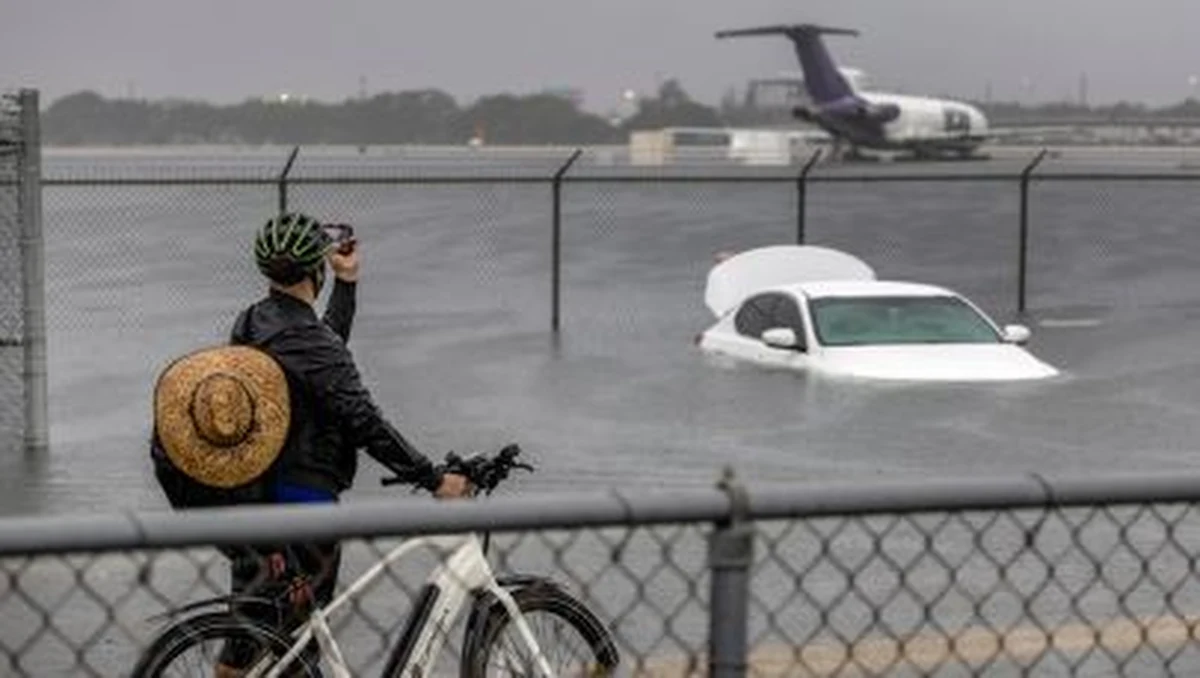 Miasto Fort Lauderdale na amerykańskiej Florydzie nawiedziła w środę historyczna ulewa. W ciągu 24 godzin spadło tam prawie 660 mm deszczu - to opad, który zdaniem meteorologów zdarza się raz na 1000 lat.