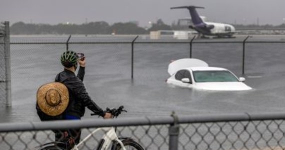 Miasto Fort Lauderdale na amerykańskiej Florydzie nawiedziła w środę historyczna ulewa. W ciągu 24 godzin spadło tam prawie 660 mm deszczu - to opad, który zdaniem meteorologów zdarza się raz na 1000 lat.