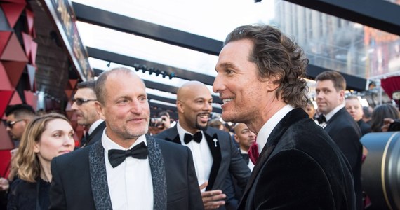 Matthew McConaughey i Woody Harrelson mogą być przyrodnimi braćmi. Przynajmniej teoretycznie. Aktorzy, którzy zagrali w serialu „Detektyw”, rozważają, czy nie zrobić testów DNA. Okazało się bowiem, że matka McConaugheya "znała" ojca Harrelsona.
