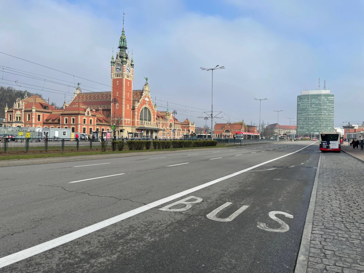 Kolejne, naziemne przejście przez główną arterię powstanie w śródmieściu Gdańska. Miasto ogłosiło dziś przetarg na budowę przejścia na wysokości dworca kolejowego Gdańsk Główny. Jeśli wszystko pójdzie zgodnie z planem, prace ruszą jeszcze przed wakacjami. 