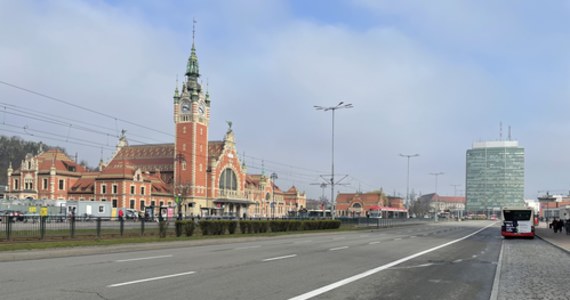Kolejne, naziemne przejście przez główną arterię powstanie w śródmieściu Gdańska. Miasto ogłosiło dziś przetarg na budowę przejścia na wysokości dworca kolejowego Gdańsk Główny. Jeśli wszystko pójdzie zgodnie z planem, prace ruszą jeszcze przed wakacjami. 