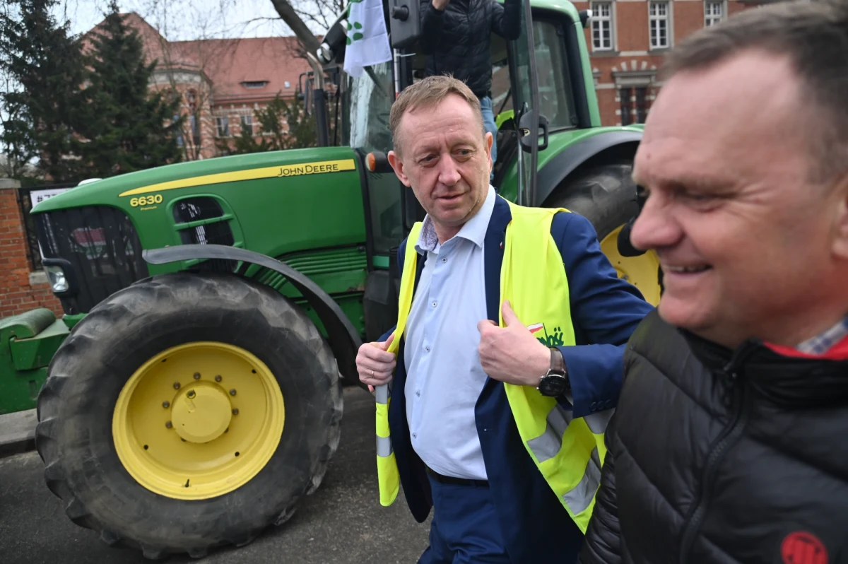 Dopiero w poniedziałek ma zostać podpisane polsko-ukraińskie porozumienie zbożowe - poinformował minister rolnictwa Robert Telus. Chodzi o wstrzymanie wwozu do naszego kraju zboża, które miałoby być u nas rozładowywane. To porozumienie nie ma wpływu na płody rolne tranzytowane przez Polskę. 