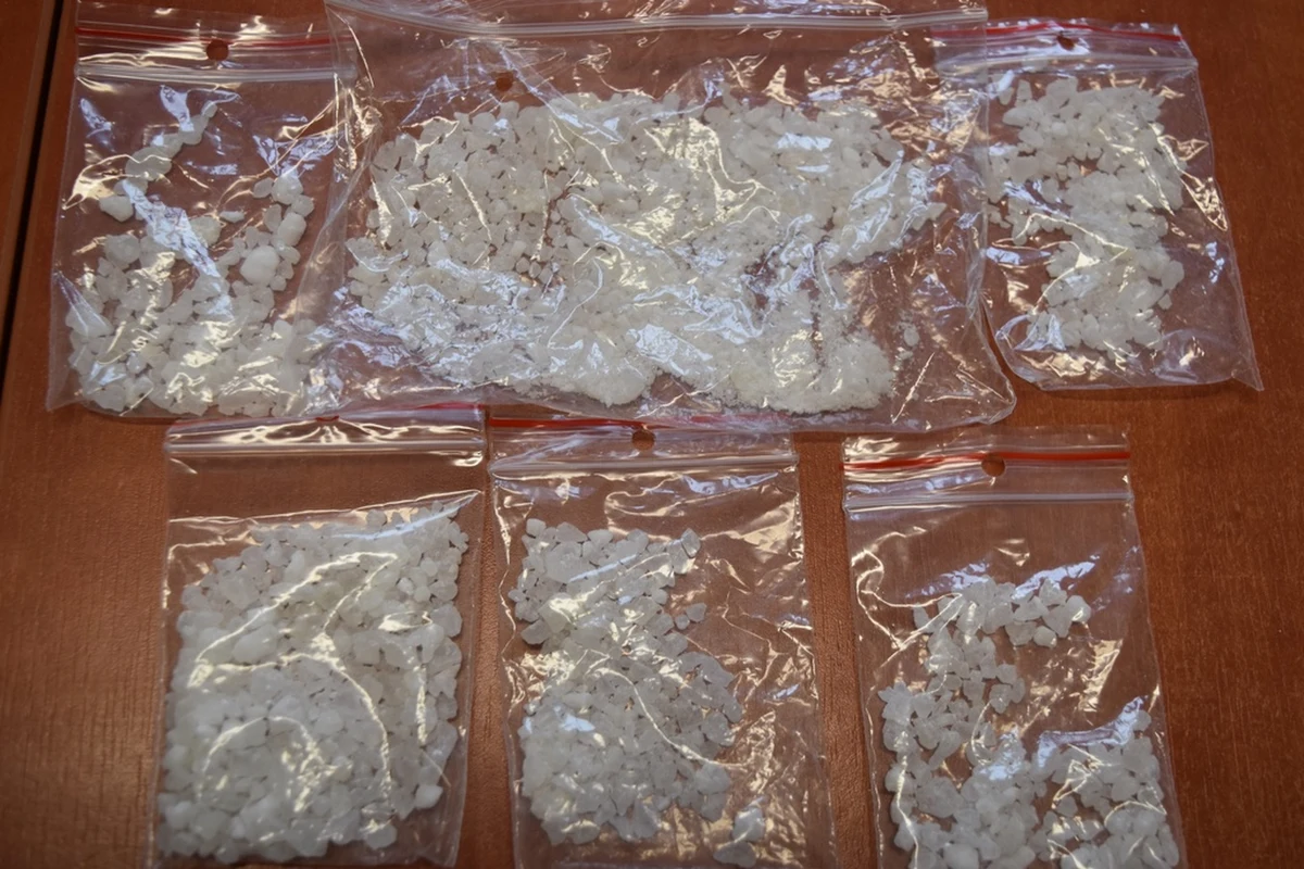 Policjanci ze Śremu (woj. wielkopolskie) zatrzymali 33-letniego mieszkańca gminy Książ Wielkopolski, u którego w mieszkaniu, w szafce kuchennej i na stoliku, policjanci znaleźli prawie 45 gramów metamfetaminy. Mężczyzna usłyszał zarzuty.