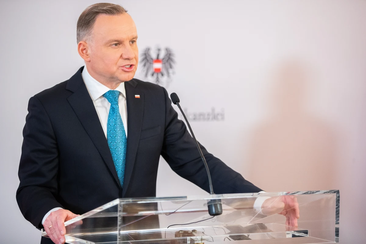 Prezydent Rosji Władimir Putin mówiąc o dyslokacji broni jądrowej na terytorium Białorusi próbuje prężyć muskuły, wywołać psychozę i zastraszyć świat. Nie damy się zastraszyć - mówił w Wiedniu prezydent Andrzej Duda.