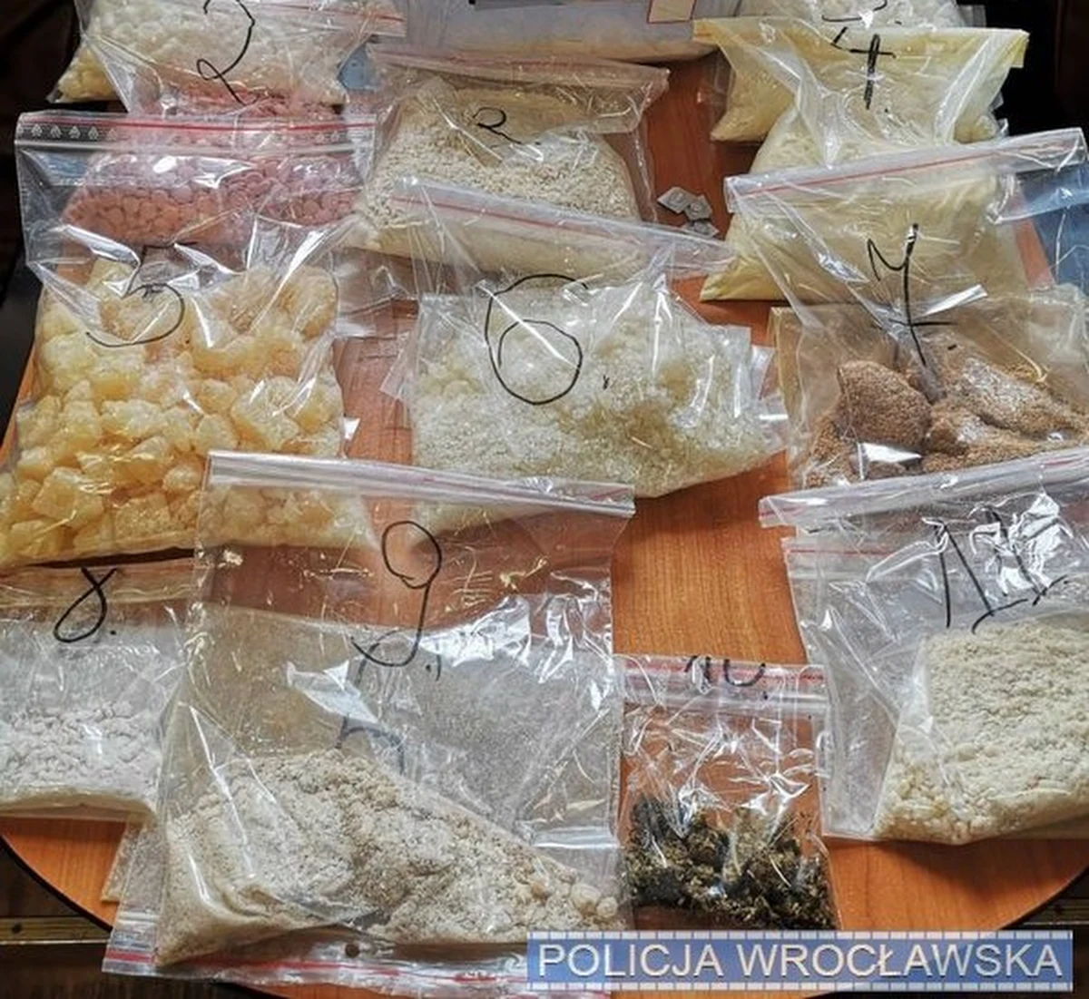 Policjanci z Wrocławia znaleźli 3 kilogramy narkotyków, które trafiły do paczkomatu na terenie dzielnicy Fabryczna. Po tajemniczą przesyłkę zgłosił się jej odbiorca, na którego czekali już wrocławscy kryminalni. 19-letni mieszkaniec stolicy Dolnego Śląska nie krył swojego zdziwienia, kiedy zobaczył policjantów.  Oprócz tego w mieszkaniu podejrzewanego znaleziono kolejne substancje odurzające. Zatrzymanemu może teraz grozić kara nawet do 10 lat pozbawienia wolności.
