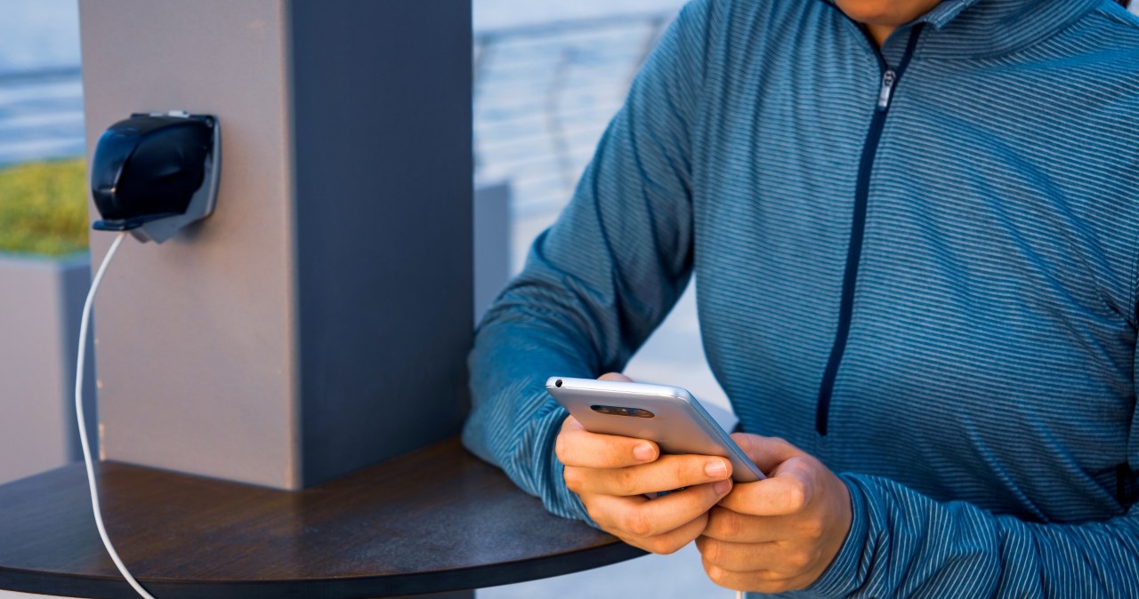 Ładujesz tak telefon na dworcu i lotnisku? Prosisz się o kłopoty