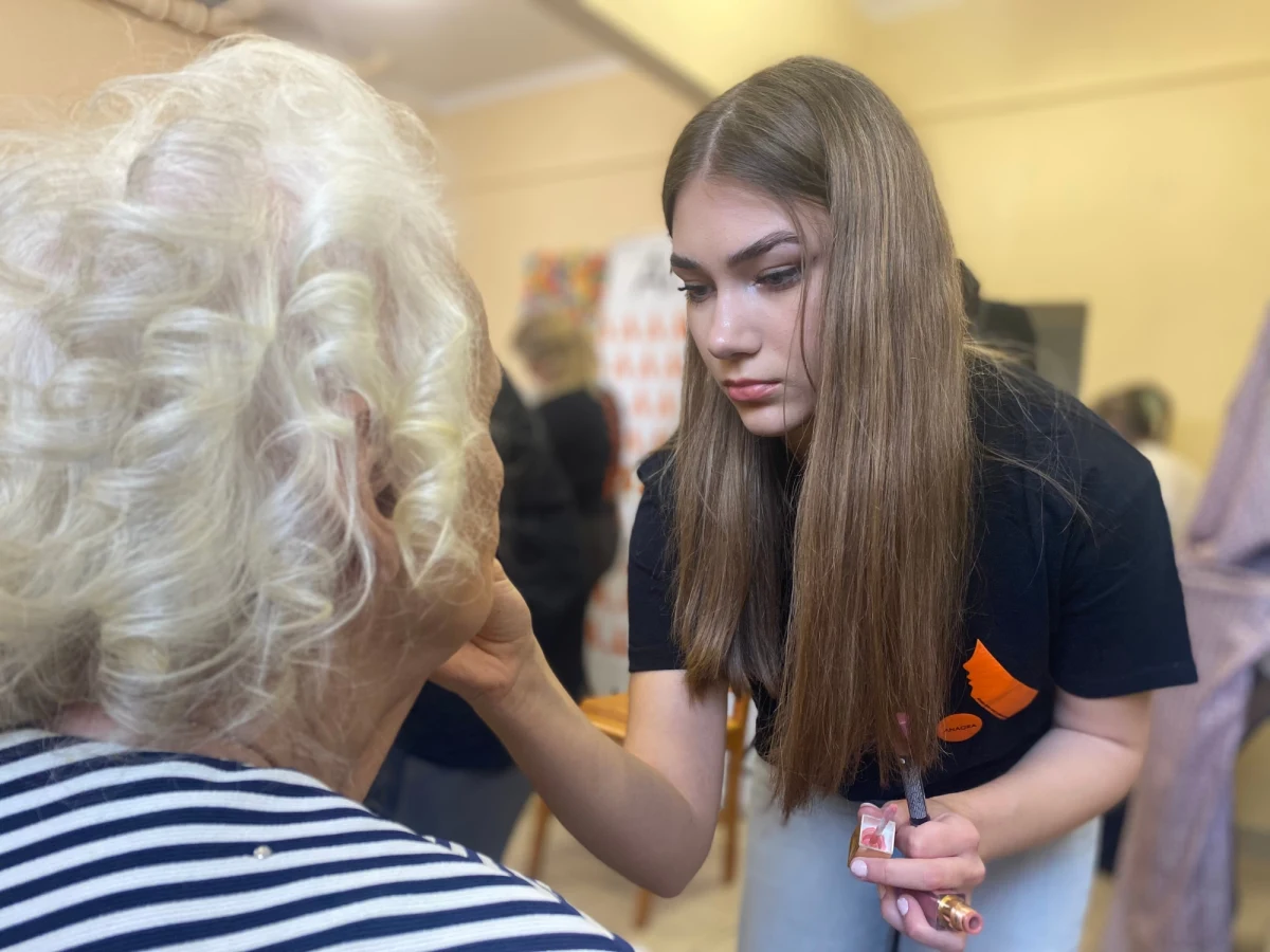Dzienny Dom Pobytu przy al. 1 Maja, który jest prowadzony przez Miejski Ośrodek Pomocy Społecznej w Łodzi, zamienił się na jeden dzień w profesjonalny salon piękności. Wszystko za sprawą uczniów klas fryzjerskich i kosmetycznych Łódzkiej Szkoły Mody, Kosmetologii i Fryzjerstwa Anagra z siedzibą na Bałutach, dzięki którym zorganizowano dla seniorek Wiosenny Dzień Piękności.