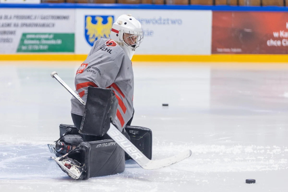 W piątek w Mariborze Biało-Czerwoni wygrali ze Słowenią 4:3 po serii rzutów karnych. Decydującego karnego dla naszej drużyny wykorzystał Patryk Wronka, a bramkarz John Murray obronił wszystkie pięć rzutów karnych. W czwartek w pierwszym meczu kadra prowadzona przez Roberta Kalabera przegrała z gospodarzami ale także po rzutach karnych. Słowenia to bardzo dobra reprezentacja, która jest w trakcie przygotowań do mistrzostw świata elity.
