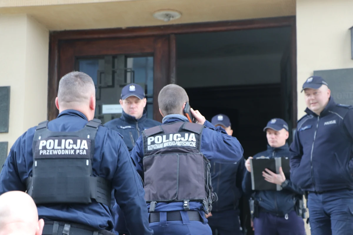 Pocisk artyleryjski i zapalniki od granatów znaleziono w Muzeum Czynu Niepodległościowego na krakowskich Oleandrach. Do akcji wkroczyli antyterroryści i saperzy. Od czwartku trwa przejmowanie, na zlecenie ministra kultury, znajdujących się w tej placówce zbiorów. Zostanie ono zakończone w poniedziałek.