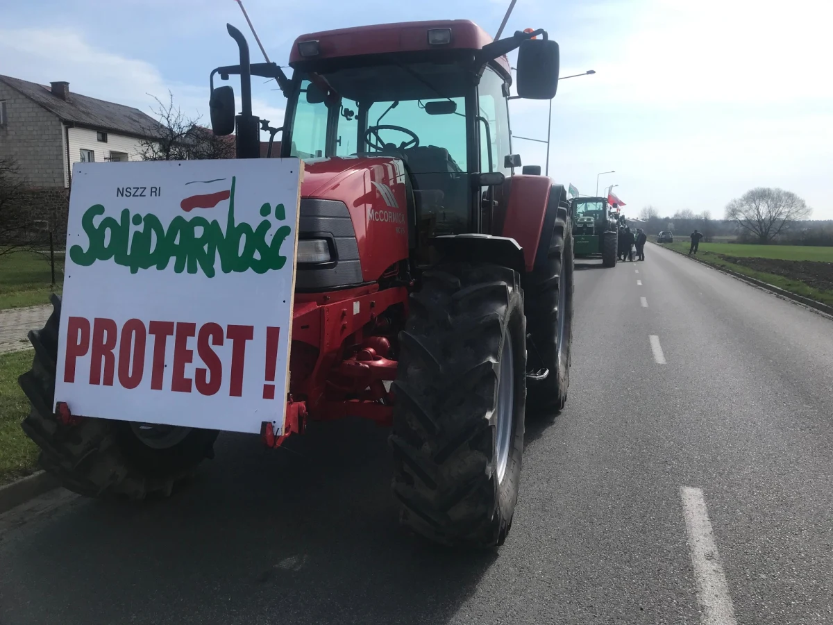 Protest rolników na drodze krajowej nr 78 w Szczekocinach w Śląskiem. Na trasę wyjechało tam około stu traktorów, które spowalniają przejazd. Policja wyznaczyła objazdy.