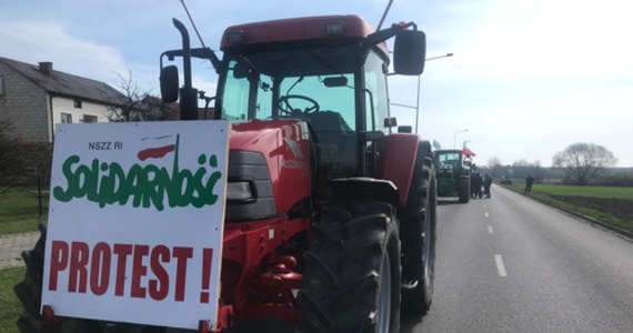 Protest rolników na drodze krajowej nr 78 w Szczekocinach w Śląskiem. Na trasę wyjechało tam około stu traktorów, które spowalniają przejazd. Policja wyznaczyła objazdy.