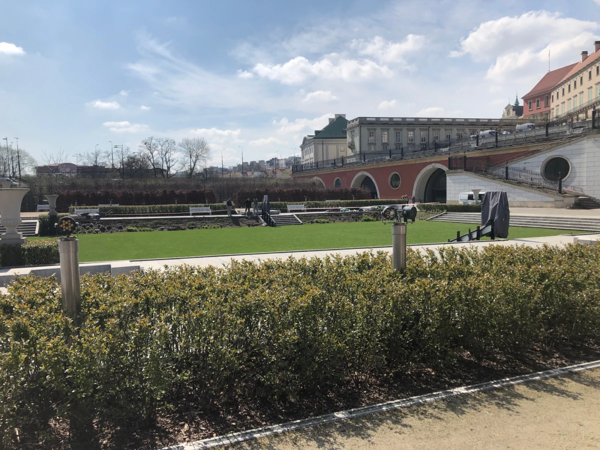 W ogrodach Zamku Królewskiego w Warszawie trwają ostatnie przygotowania do otwarcia górnej części ogrodów. Odwiedzający będą mogli korzystać z nich za dwa tygodnie, w czasie ostatniego weekendu kwietnia. Nasz reporter sprawdził, co w tym roku znajdziemy na miejscu.
