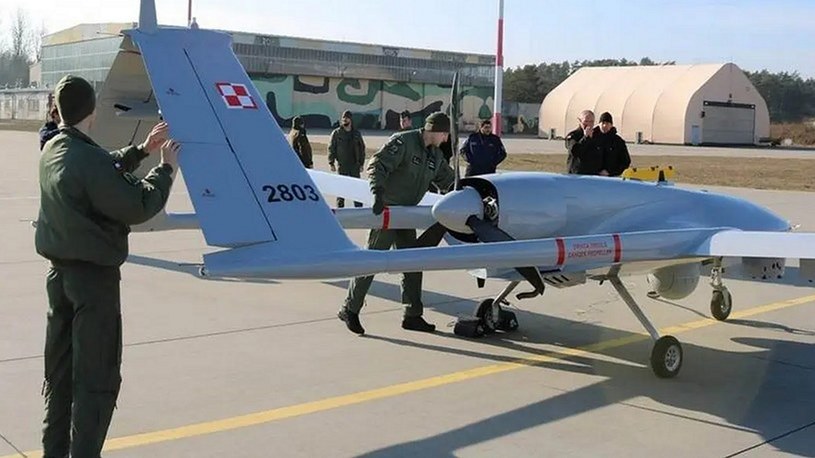 Mariusz Błaszczak, szef MON, poinformował na swoim profilu na Twitterze, że kolejne tureckie drony Bayraktar TB2 trafiły do Wojska Polskiego i będą chroniły naszego kraju przed atakiem wroga.