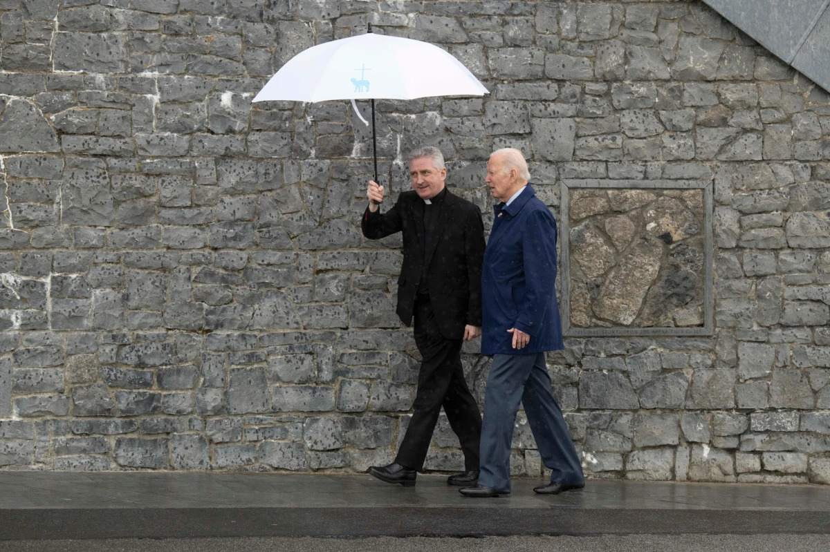 To był jeden z najbardziej wzruszających momentów czterodniowej wizyty prezydenta USA w Irlandii. Ostatniego dnia, podczas zwiedzania Sanktuarium Matki Bożej w Knock w hrabstwie Mayo, Joe Biden spotkał księdza Franka O’Grady’ego. To ten duchowny udzielił ostatniego namaszczenia jego synowi Beau Bidenowi w 2015 roku. 