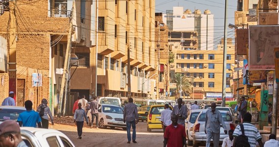 W stolicy Sudanu Chartumie i w kilku innych miejscach tego kraju wybuchły walki między rządową armią a paramilitarnymi Siłami Szybkiego Wsparcia (RSF), które poinformowały, że przejęły kontrolę nad pałacem prezydenckim w stolicy.