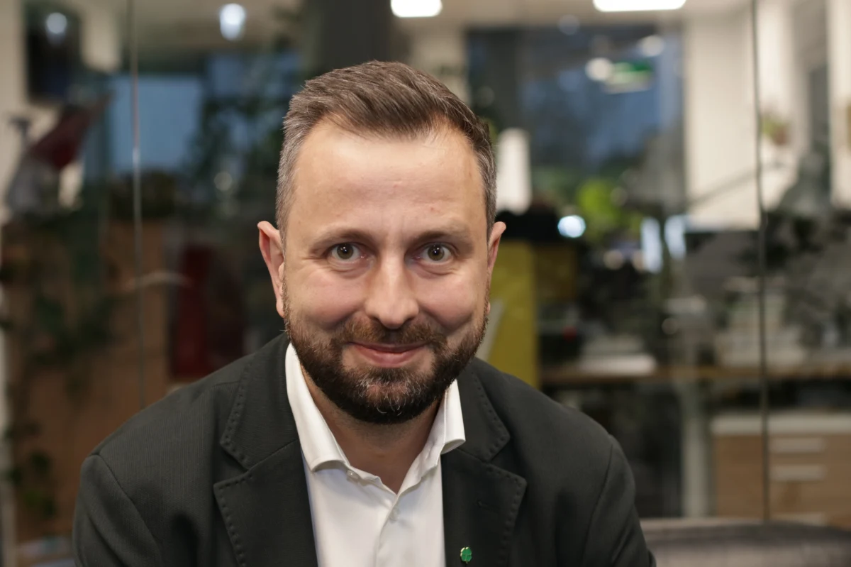 "Od 9 miesięcy czekamy na zatrzymanie niekontrolowanego napływu zboża i produktów rolnych - orzechów, miodu itp. - do Polski. To jest realizacja naszej ustawy, tylko niestety spóźniona o 9 miesięcy" - tak lider Polskiego Stronnictwa Ludowego Władysław Kosiniak-Kamysz skomentował w rozmowie z RMF FM najnowsze rządowe pomysły dot. pomocy dla rolników. "Polscy rolnicy i konsumenci stracili już 10 mld zł na tym. Stracimy jeszcze więcej przez nieudolność służb granicznych. Granice trzeba uszczelnić, trzeba wprowadzić kaucję, zatrzymać niekontrolowany przywóz produktów rolnych" - wyliczał. 