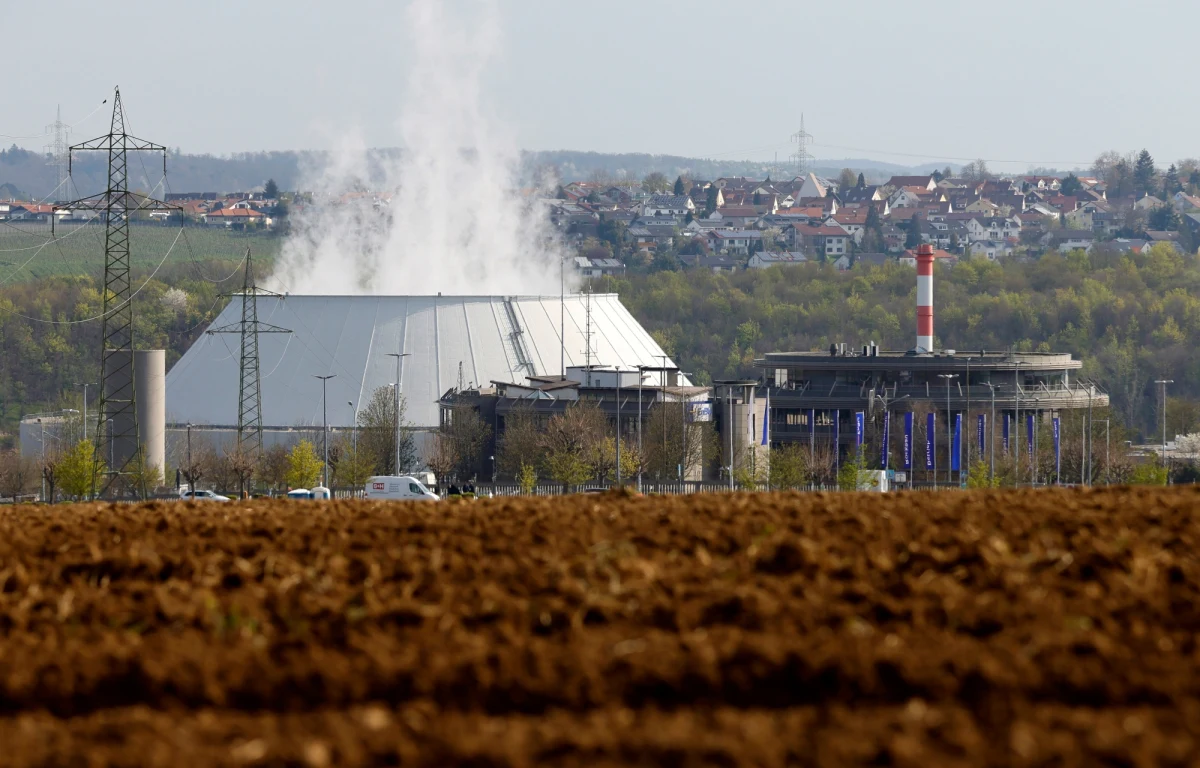 Niemcy zamknęli ostatnie działające w kraju elektrownie atomowe. "Wyjście z atomu czyni nasz kraj bezpieczniejszym. (…) Wkraczamy w nową erę produkcji energii” – potwierdziła w sobotę na Twitterze Steffi Lemke (Zieloni), federalna minister środowiska. Na niemieckich ulicach demonstrowali zarówno zwolennicy, jak i przeciwnicy energii jądrowej.