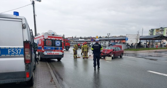 Na drodze krajowej nr 71 w Zgierzu doszło do wypadku. Przy ulicy Aleksandrowskiej zderzyły się dwa samochody osobowe. Dwie osoby trafiły do szpitali.