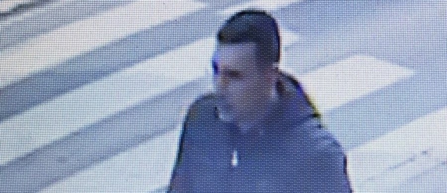 Wrocławscy policjanci opublikowali wizerunek mężczyzny poszukiwanego w związku z serią kradzieży kolczyków "na wyrwę". Dochodziło do nich na początku kwietnia na Wielkiej Wyspie. 