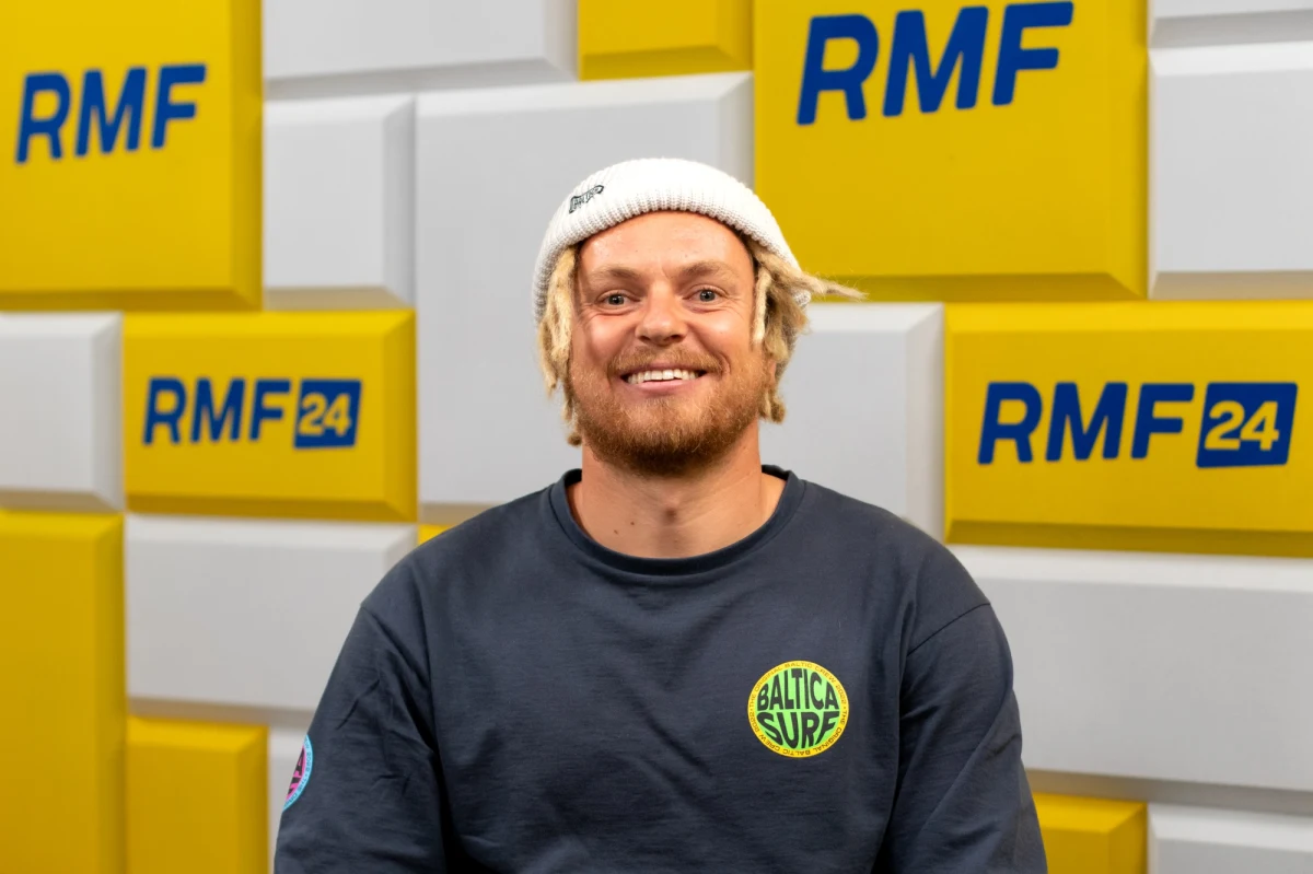 Mistrzem świata został, siedząc w budce komentatorskiej! W młodości musiał opuszczać lekcje, by wygrywać zawody. Mógł to jednak zrobić dopiero, gdy na świadectwie był „pasek”. Maciej Rutkowski – polski windsurfer – szykuje się do kolejnego sezonu PWA Tour. Tu ma już tytuł mistrzowski. Z ambicjami podchodzi także do klasy olimpijskiej i chciałby wystartować na igrzyskach olimpijskich w Paryżu. W rozmowie z Pawłem Pawłowskim zdradza, kto na morzu jest „baloniarzem”, a kto „złomiarzem”.