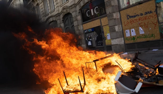 Francja: Kolejne protesty po decyzji sądu. Płonęły komisariat i samochód