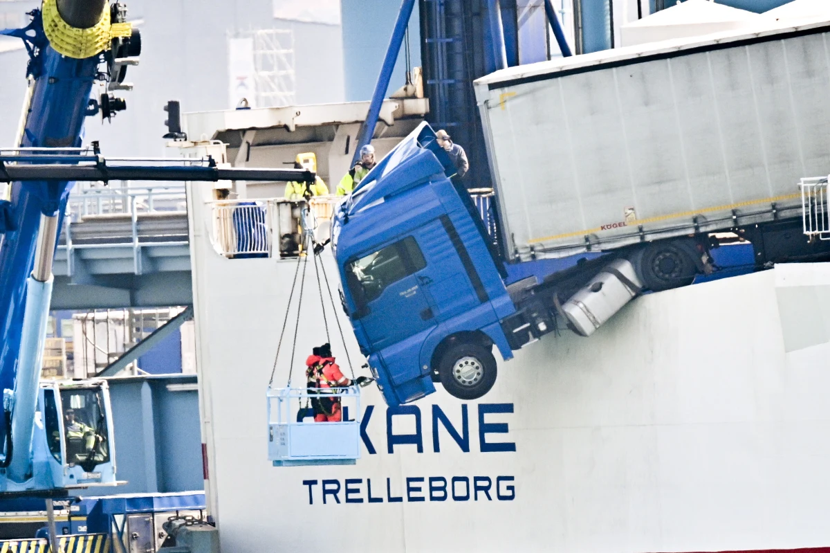 Nietypowy wypadek na promie. Ciężarówka zawisła na rufie. Do zdarzenia doszło na pokładzie  promu Skane armatora Stena Line w trakcie rejsu z Niemiec do Szwecji. Na szczęście statek bezpiecznie dopłynął do portu w szwedzkim Trelleborgu.