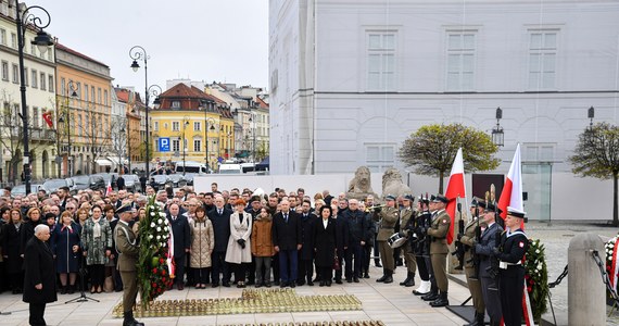 Przed Pałacem Prezydenckim na Krakowskim Przedmieściu w Warszawie odczytany został uroczysty Apel Pamięci, podczas którego wspomniano ofiary katastrofy smoleńskiej. Dziś odbywają się oficjalne obchody 13. rocznicy tragedii.