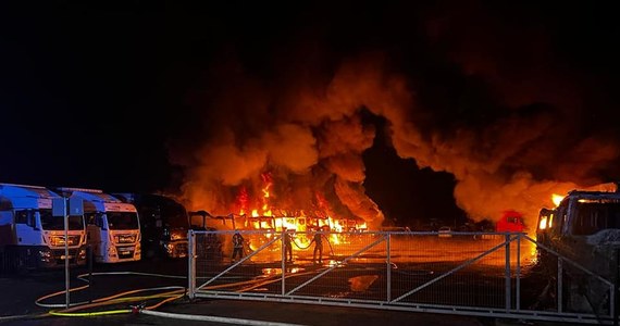 16 ciężarówek spłonęło, dwie są nadpalone. To skutki pożaru, do którego doszło w Osiecznicy na Dolnym Śląsku. Ogień wybuchł na placu jednej z firm - po raz drugi w tym tygodniu.