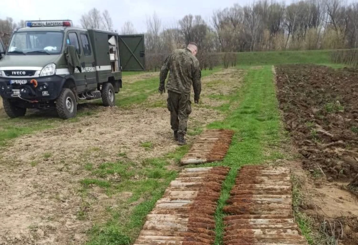 ​Ponad 100 sztuk pocisków artyleryjskich z okresu II wojny światowej znaleziono podczas prac polowych w pow. kozienickim (Mazowieckie). Niewybuchy wydobyli i zneutralizowali saperzy z Dęblina - poinformowała miejscowa policja.