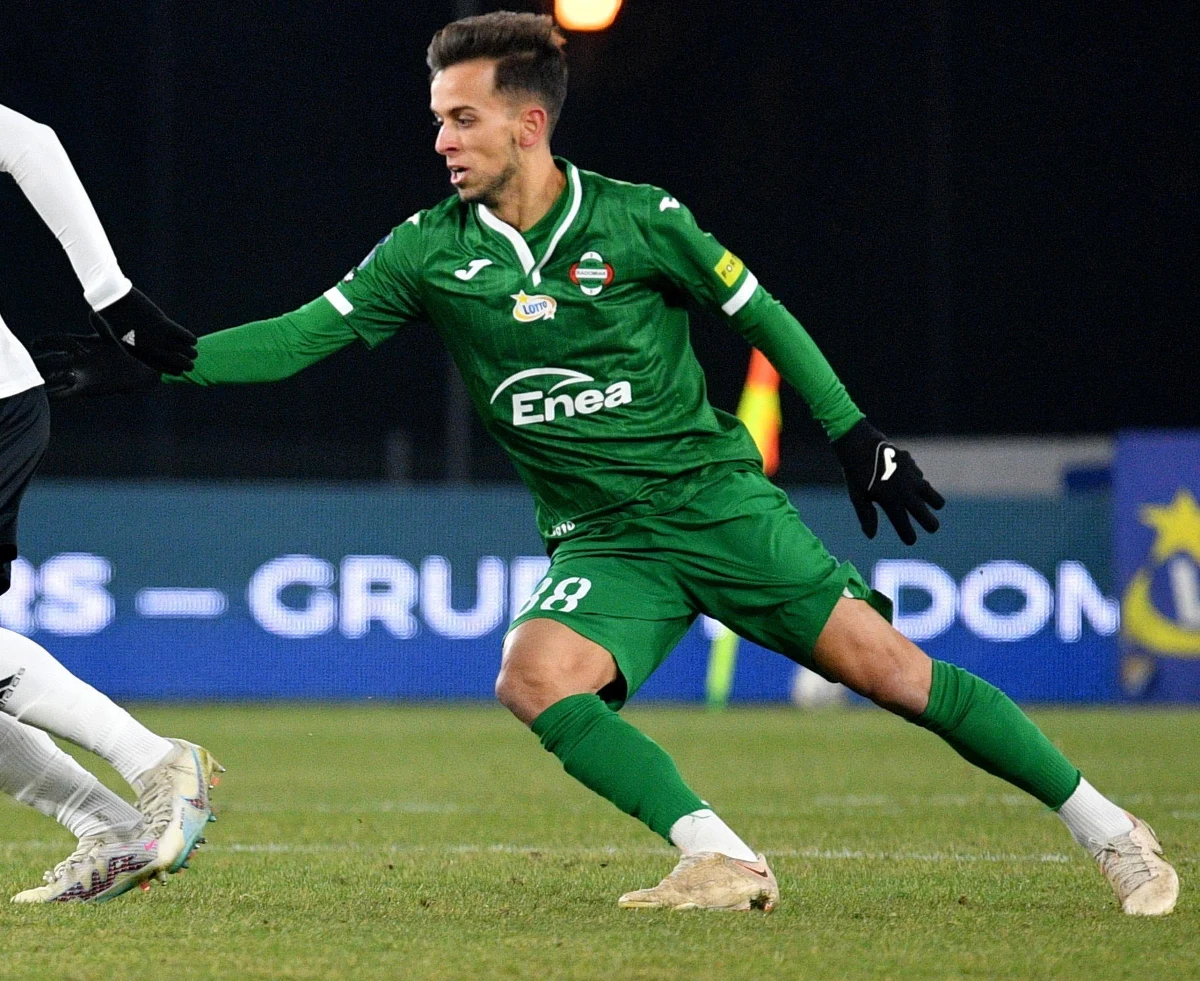 Koszmarnej kontuzji nabawił się pomocnik Radomiaka Radom Francisco Ramos podczas meczu 28. kolejki Ekstraklasy z Cracovią. Po jednym ze starć o piłkę Portugalczyk złamał nogę. "Módlmy się, żeby ten zawodnik miał dobrą opiekę lekarzy i wrócił do futbolu" - powiedział na konferencji prasowej trener Radomiaka Mariusz Lewandowski, który po spotkaniu został zwolniony.