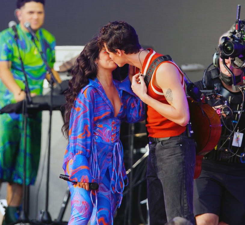 W mediach społecznościowych furorę robią sceny z festiwalu Coachella - widzowie zauważyli w miłosnych objęciach Shawna Mendesa i Camilę Cabello. Para rozstała się w listopadzie 2021 r., a wokalista miał od tego czasu już znaleźć nową, dużo starszą wybrankę.