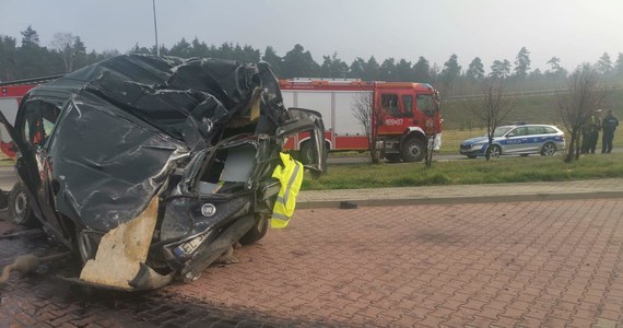 Jedna osoba zginęła, a druga została ranna w wypadku, do którego doszło na autostradzie A1 w pobliżu Dobieszowic w powiecie będzińskim (woj. śląskie). Prowadzony przez 28-latka fiat wypadł z drogi i przewrócił się na dach.