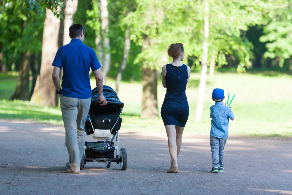 "Ludzie nie chcą pracować 24 godziny na dobę i brać odpowiedzialności za dzieci za takie pieniądze" – tak o sytuacji w rodzinnej pieczy zastępczej mówią osoby, które na co dzień pracują jako rodzice zastępczy. W ostatnich latach lawinowo rośnie liczba dzieci pozbawionych całkowicie lub częściowo opieki rodziny naturalnej. Jednocześnie maleje liczba rodzin zastępczych. W Warszawie tylko w ostatnim roku liczba dzieci, które trafiły do pieczy zastępczej, wzrosła o 20 proc. 