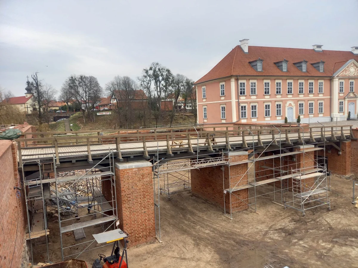 Mieszkańcy Lidzbarka Warmińskiego mogą już korzystać z nowego mostu łączącego tamtejszy zamek i przedzamcze.