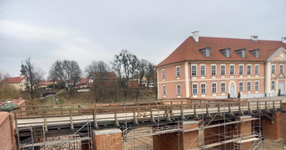 Mieszkańcy Lidzbarka Warmińskiego mogą już korzystać z nowego mostu łączącego tamtejszy zamek i przedzamcze.