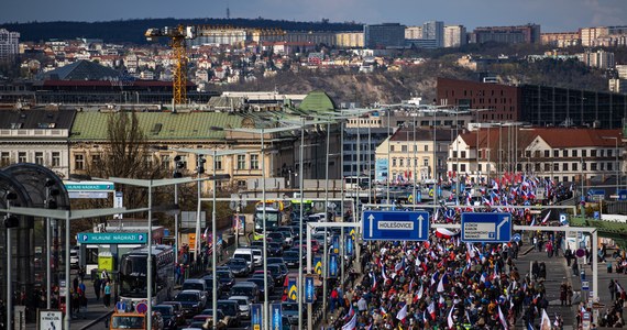 W centrum Pragi odbył się w niedzielę protest, w którym - zdaniem organizatorów - mogło uczestniczyć 100 tys. osób. Demonstranci domagali się dymisji rządu Petra Fiali. Krytykowano wojskowe wsparcie dla Ukrainy, które jakoby przedłuża trwającą tam wojnę. Uczestnicy przemaszerowali do siedziby rządu, wokół której powstał ludzki łańcuch.