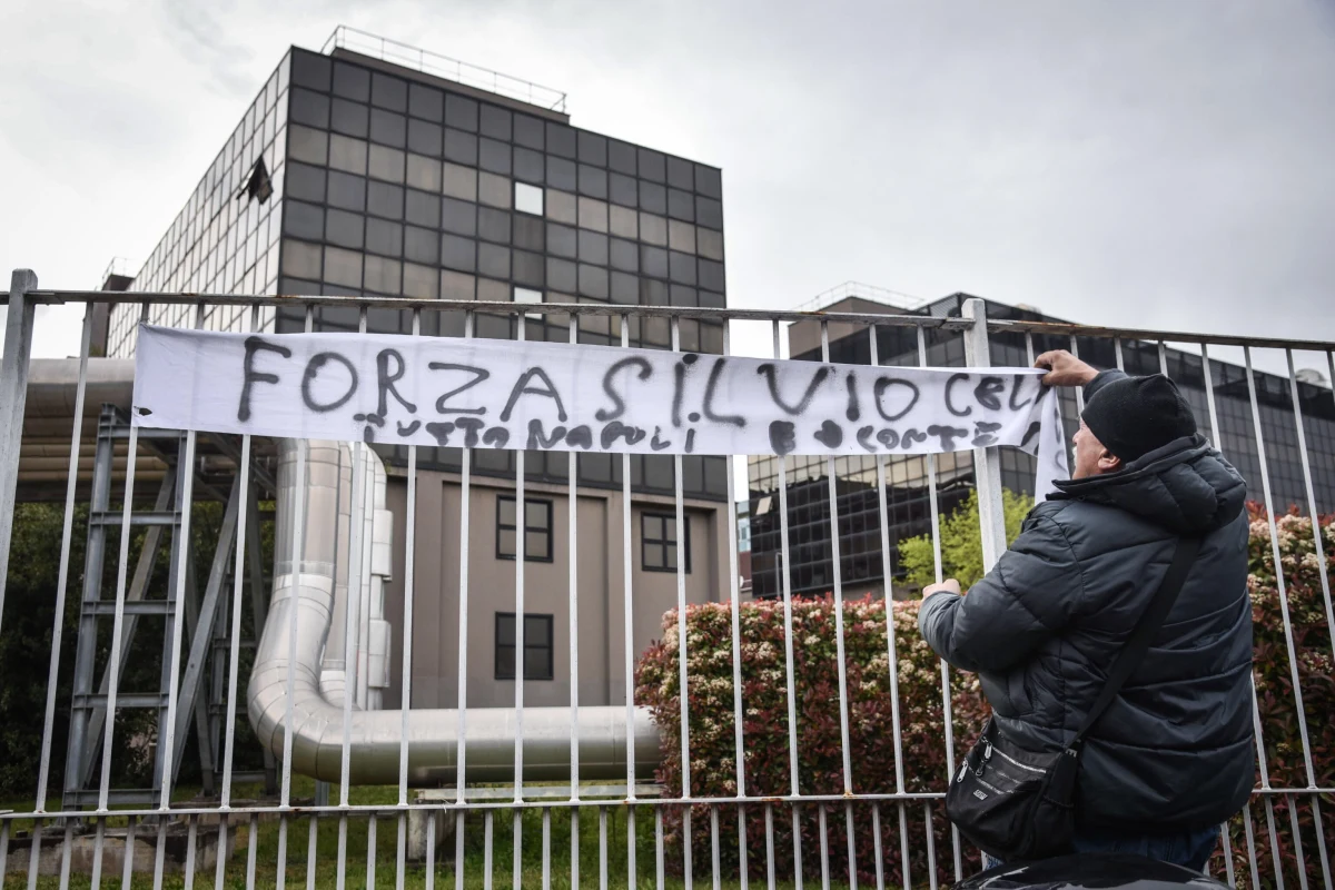 Były premier Włoch, 86-letni Silvio Berlusconi opuścił po 12 dniach oddział intensywnej terapii szpitala w Mediolanie i został przeniesiony na zwyczajny oddział - podały włoskie media. Było to możliwe dzięki zanotowanej ostatnio poprawie stanu zdrowia polityka, u którego wcześniej stwierdzono zapalenie płuc, spowodowane przez przewlekłą białaczkę.