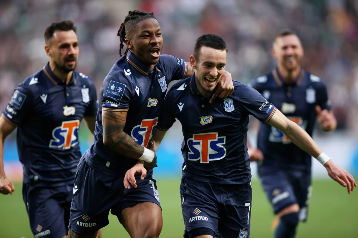 Remisem 2:2 zakończył się niedzielny mecz Legii Warszawa z Lechem Poznań. Dwie bramki dla Lecha strzelił Alfonso Sousa. Poza nim na listę strzelców wpisali się Tomas Pekhart i Paweł Wszołek z Legii. 