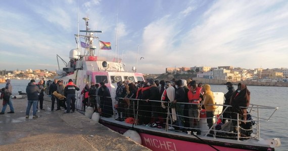 Zanotowano nową falę migracyjną na włoskie wybrzeża: ciągu doby przybyło prawie 1000 osób z Afryki. Rząd Giorgii Meloni powołał specjalnego komisarza w związku z niedawnym ogłoszeniem stanu kryzysowego na tle migracji.