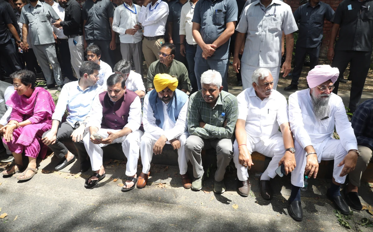 Co najmniej jedenaście osób zmarło z powodu udaru cieplnego, którego doznali w niedzielę podczas spotkania z ministrem spraw wewnętrznych Indii Amitem Shahą. O tragedii poinformowała agencja Reutera.