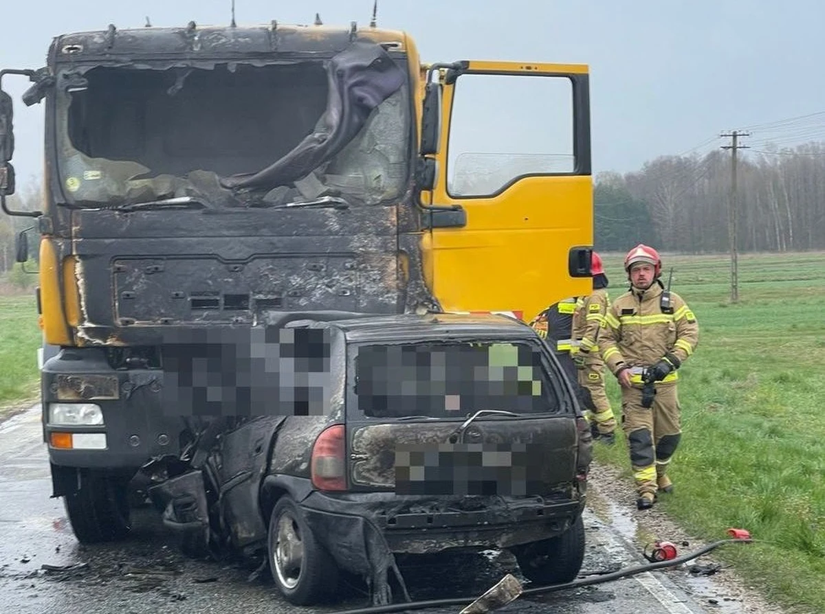 Do tragicznego wypadku doszło w poniedziałek rano na drodze wojewódzkiej nr 987 w miejscowości Czarna Sędziszowska ( Podkarpacie). Ze wstępnych ustaleń wynika, że osobowy opel zjechał na przeciwległy pas ruchu, gdzie zderzył się z ciężarówką. Auto zapaliło się. Wewnątrz samochodu znaleziono ciało, trwa ustalanie tożsamości ofiary.
