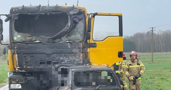 Do tragicznego wypadku doszło w poniedziałek rano na drodze wojewódzkiej nr 987 w miejscowości Czarna Sędziszowska ( Podkarpacie). Ze wstępnych ustaleń wynika, że osobowy opel zjechał na przeciwległy pas ruchu, gdzie zderzył się z ciężarówką. Auto zapaliło się. Wewnątrz samochodu znaleziono ciało, trwa ustalanie tożsamości ofiary.
