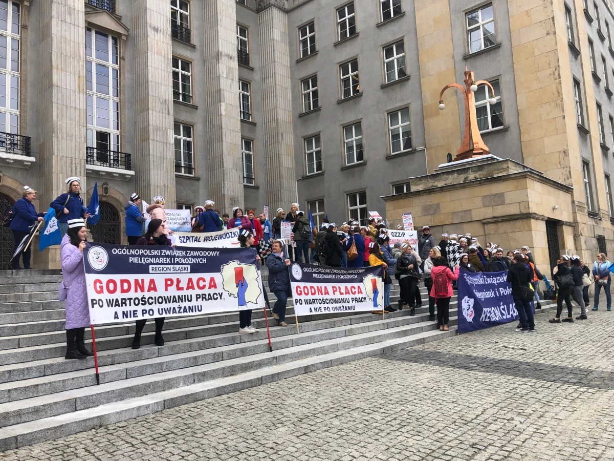 Pielęgniarki protestują dzisiaj w Katowicach. O godz. 10.30 rozpoczęła manifestacja przed siedzibą urzędów: wojewódzkiego i marszałkowskiego. Protest dotyczy między innymi niewypłacenia w wielu szpitalach pielęgniarkom z wyższym wykształceniem, pensji na najwyższym poziomie, jaki przewiduje ustawa.