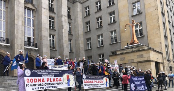 Pielęgniarki protestują dzisiaj w Katowicach. O godz. 10.30 rozpoczęła manifestacja przed siedzibą urzędów: wojewódzkiego i marszałkowskiego. Protest dotyczy między innymi niewypłacenia w wielu szpitalach pielęgniarkom z wyższym wykształceniem, pensji na najwyższym poziomie, jaki przewiduje ustawa.