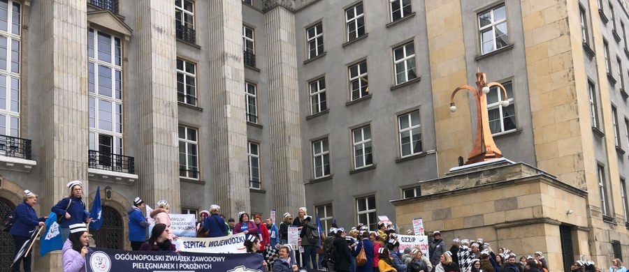 Pielęgniarki protestują dzisiaj w Katowicach. O godz. 10.30 rozpoczęła manifestacja przed siedzibą urzędów: wojewódzkiego i marszałkowskiego. Protest dotyczy między innymi niewypłacenia w wielu szpitalach pielęgniarkom z wyższym wykształceniem, pensji na najwyższym poziomie, jaki przewiduje ustawa.