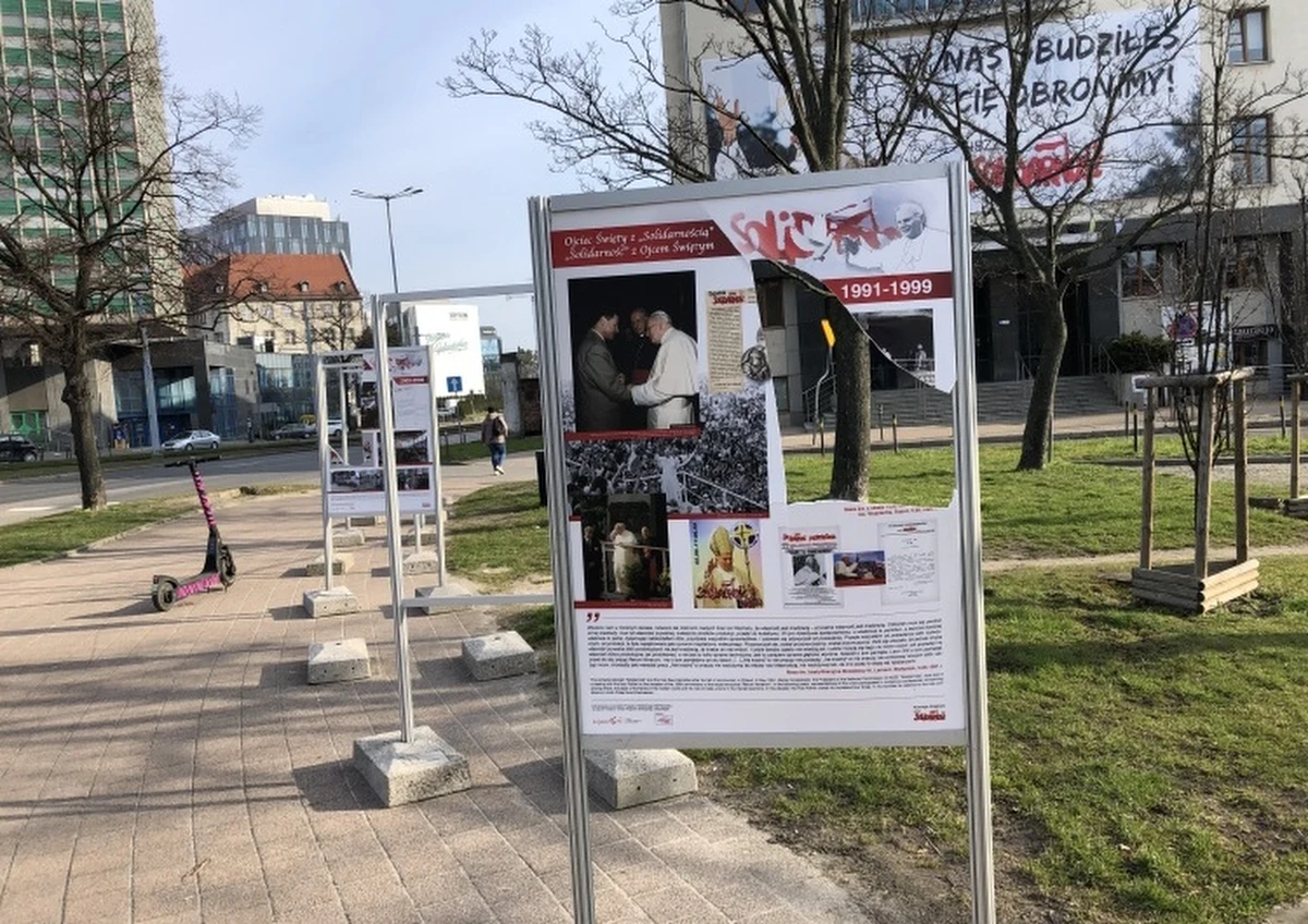 Policjanci ze Śródmieścia zatrzymali trzech sprawców w wieku od 16 do 18 lat, którzy w miniony wtorek zniszczyli 7 plansz wystawy przy ul. Wały Piastowskie w Gdańsku. Wystawa była poświęcona relacjom Jana Pawła II z "Solidarnością".