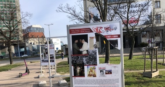 Policjanci ze Śródmieścia zatrzymali trzech sprawców w wieku od 16 do 18 lat, którzy w miniony wtorek zniszczyli 7 plansz wystawy przy ul. Wały Piastowskie w Gdańsku. Wystawa była poświęcona relacjom Jana Pawła II z "Solidarnością".