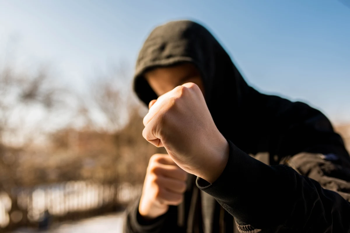 16 osób brało udział w bójce przed jednym ze sklepów w centrum Pszczyny. Jedna osoba trafiła do szpitala, ale została już wypisana. Pozostałym zatrzymanym nic poważnego się nie stało.

