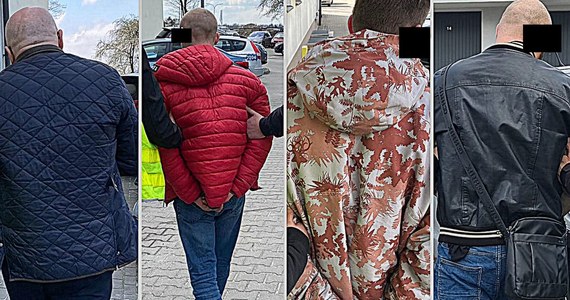Trzech młodych mężczyzn podejrzanych o włamanie do domu w gminie Piaski na Lubelszczyźnie jest już w rękach policji. Ukradli ponad 300 tys. złotych i złotą biżuterię - znaczną część łupu udało się odzyskać.     

