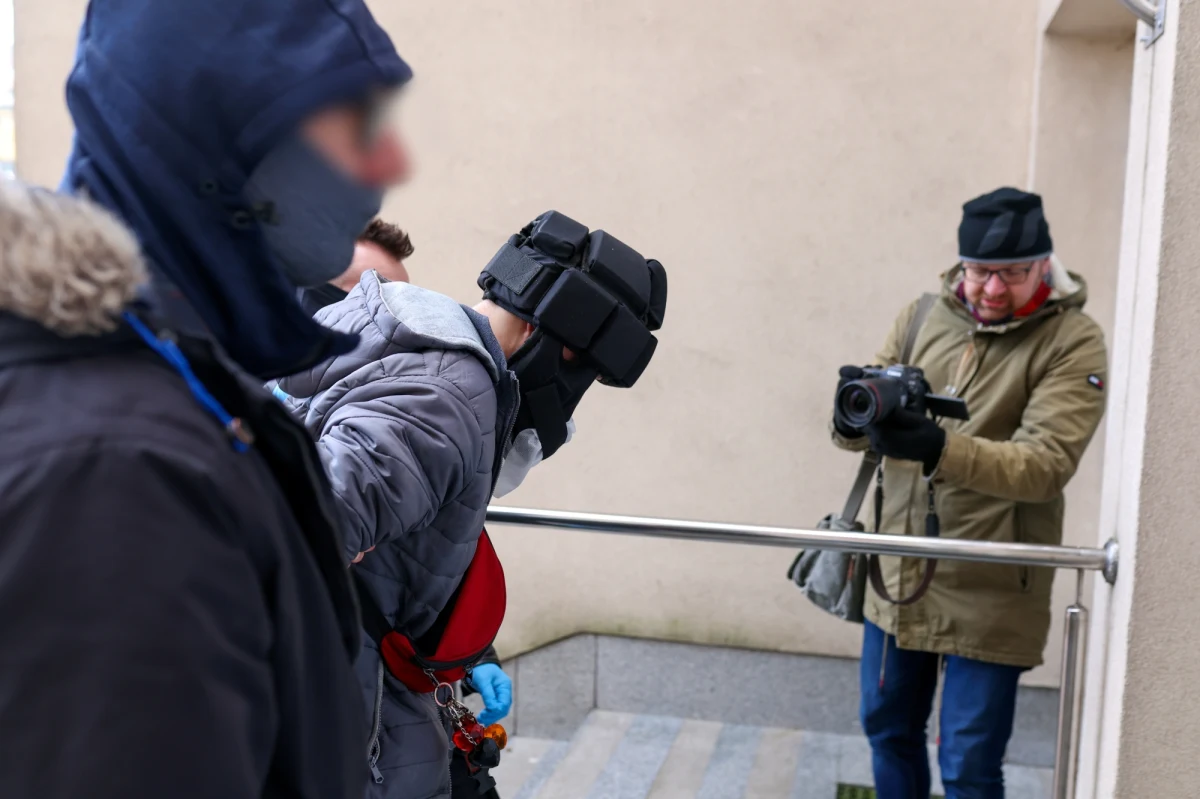 Kolejna osoba podejrzana w śledztwie dotyczącym znęcania się nad 8-letnim Kamilem z Częstochowy. Tym razem chodzi o siostrę matki chłopca. Kobiecie grozi do trzech lat więzienia. Chłopiec trafił do szpitala 3 kwietnia z ciężkimi obrażeniami ciała - m.in. oparzeniami głowy, klatki piersiowej i kończyn. 